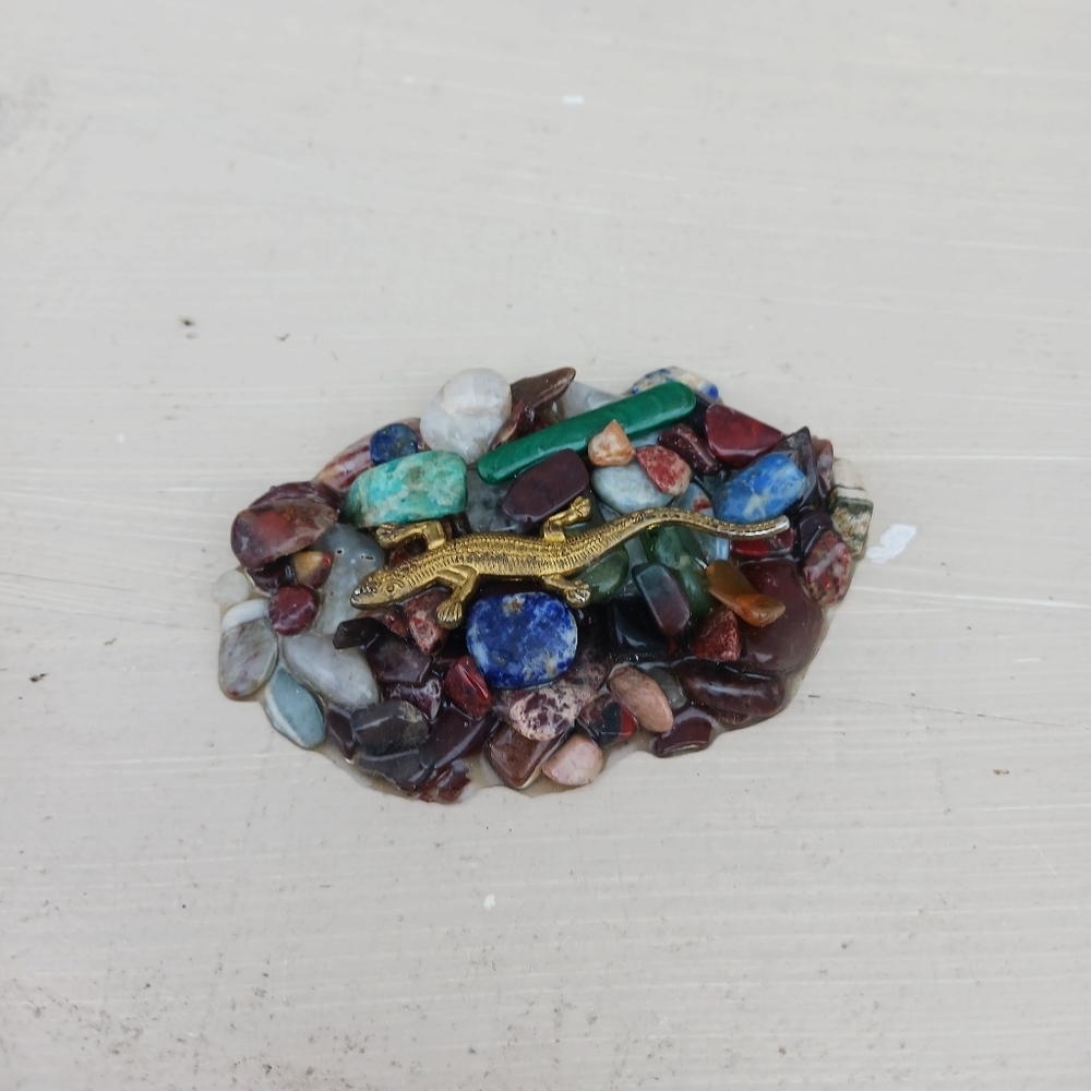 Polished Rocks W/ Brass Lizard Handmade Fridge Magnet Paper‎ Weight Decor